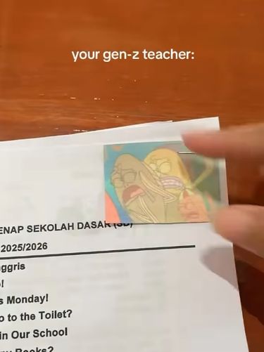 Aksi guru Gen Z Indonesia viral disorot @9gag usai menutup nilai ujian siswa pakai meme Spongebob. Metode unik ini dipuji netizen global karena menghibur. Aksi guru Gen Z Indonesia viral disorot @9gag usai menutup nilai ujian siswa pakai meme Spongebob. Metode unik ini dipuji netizen global karena menghibur.