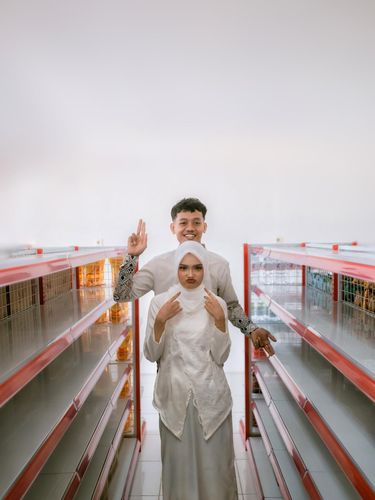 Aksi pasangan ini viral di media sosial setelah menggelar sesi foto usai lamaran yang unik bertema Spiderman dengan berlatar Koperasi Desa Merah Putih.