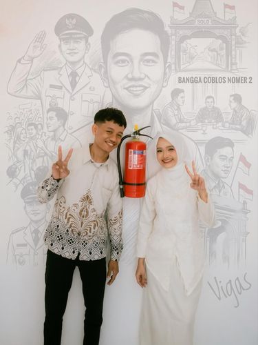 Aksi pasangan ini viral di media sosial setelah menggelar sesi foto usai lamaran yang unik bertema Spiderman dengan berlatar Koperasi Desa Merah Putih.