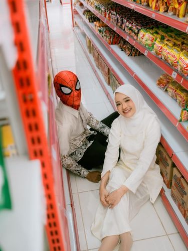 Aksi pasangan ini viral di media sosial setelah menggelar sesi foto usai lamaran yang unik bertema Spiderman dengan berlatar Koperasi Desa Merah Putih.