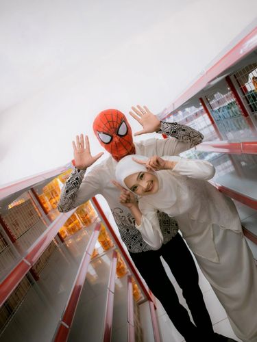 Aksi pasangan ini viral di media sosial setelah menggelar sesi foto usai lamaran yang unik bertema Spiderman dengan berlatar Koperasi Desa Merah Putih.