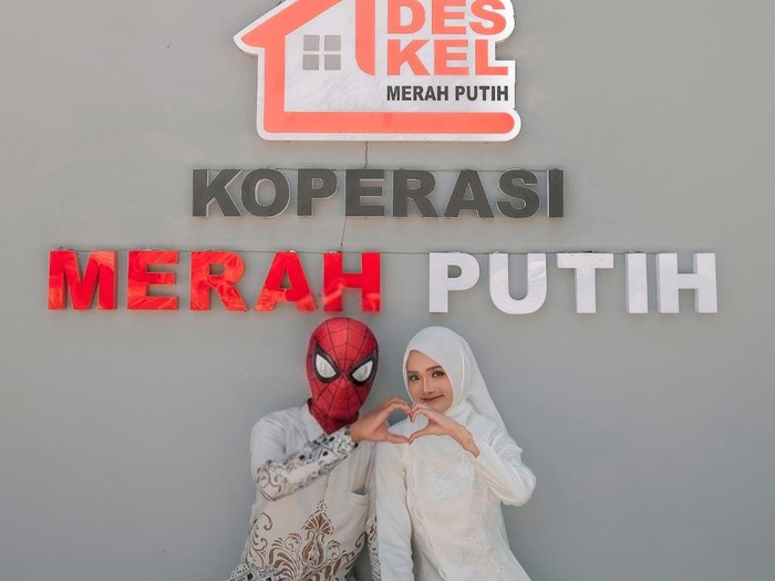 Aksi pasangan ini viral di media sosial setelah menggelar sesi foto usai lamaran yang unik bertema Spiderman dengan berlatar Koperasi Desa Merah Putih.