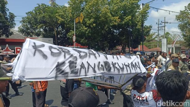 Aksi unjuk rasa KONI Kota Blitar dipimpin Wakil Wali Kota sekaligus Plt Ketua Umum KONI Kota Bliar. Aksi unjuk rasa KONI Kota Blitar dipimpin Wakil Wali Kota sekaligus Plt Ketua Umum KONI Kota Bliar.