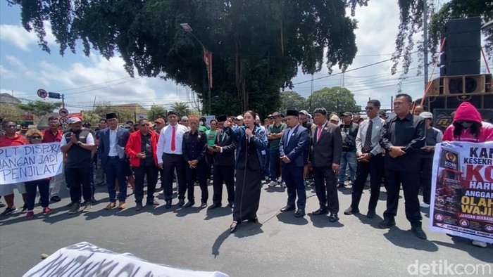Aksi unjuk rasa KONI Kota Blitar dipimpin Wakil Wali Kota sekaligus Plt Ketua Umum KONI Kota Bliar.
