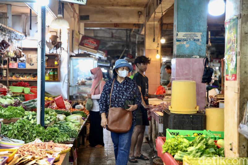 Aktivitas jual beli berlangsung di Pasar Agung, Depok, Jawa Barat, Senin (7/9/2026). Pasar tetap menjadi tempat warga berbelanja di tengah sebaran abu vulkanik.