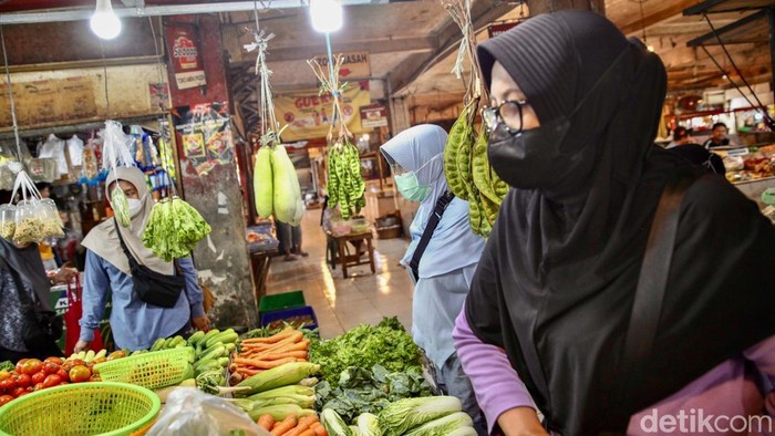 Aktivitas jual beli berlangsung di Pasar Agung, Depok, Jawa Barat, Senin (7/9/2026). Pasar tetap menjadi tempat warga berbelanja di tengah sebaran abu vulkanik.