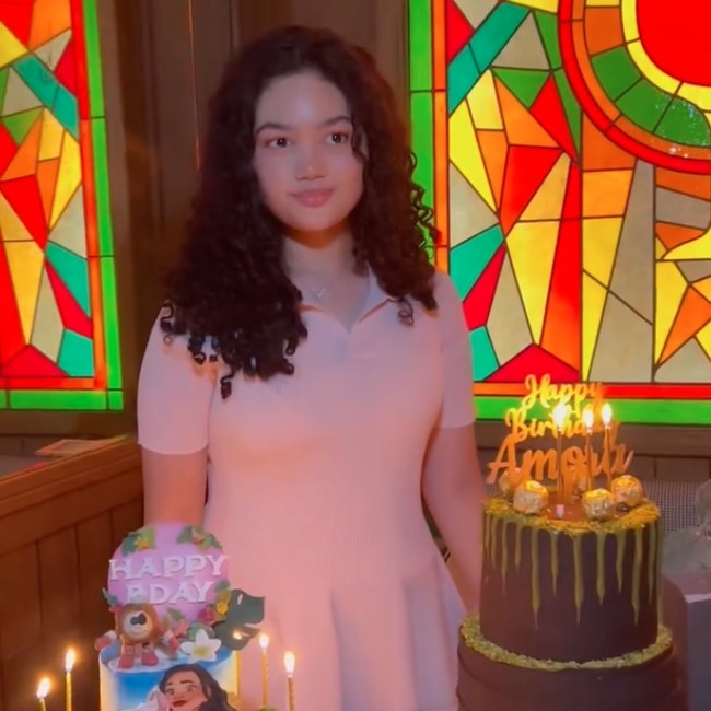 8 Potret Amora Lemos Ultah ke-15, Tampil Simpel Pakai Dress Pink