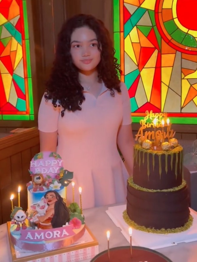 8 Potret Amora Lemos Ultah ke-15, Tampil Simpel Pakai Dress Pink