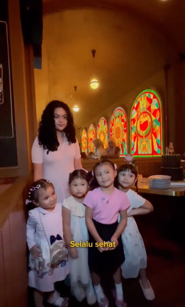 Acara ulang tahun terssebut turut dihadiri oleh anggota keluarga. Para keponakan Amora pun turut hadir dan berpose bersama. Foto: Instagram/@krisdayantilemos
