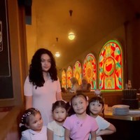 Acara ulang tahun terssebut turut dihadiri oleh anggota keluarga. Para keponakan Amora pun turut hadir dan berpose bersama. Foto: Instagram/@krisdayantilemos