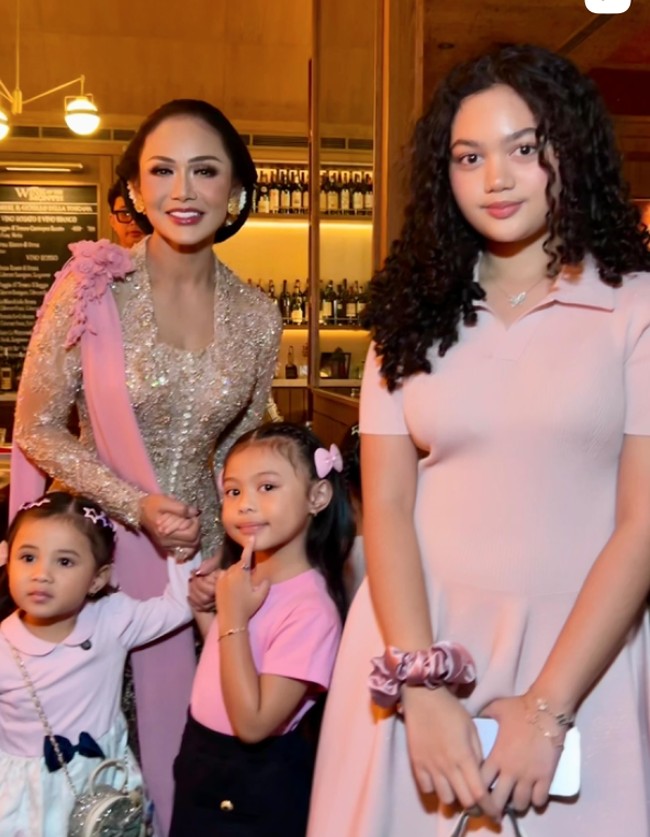 Kedua putri Aurel Hermansyah dan Atta, Ameena dan Azura, juga terlihat hadir. Tampil kompak, Ameena dan Azura juga mengenakan busana bernuansa pink. Foto: Instagram/@krisdayantilemos