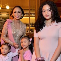 Kedua putri Aurel Hermansyah dan Atta, Ameena dan Azura, juga terlihat hadir. Tampil kompak, Ameena dan Azura juga mengenakan busana bernuansa pink. Foto: Instagram/@krisdayantilemos