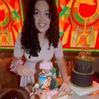 Kini sudah semakin besar, pesona Amora tak kalah curi atensi. Cantik..selalu terlihat sederhana, bajunya selalh sopan dan sesuai usianya, tulis salah satu komentar. Iih Amora.. Si kalem.. Tambah cantik.. komentar lain. Foto: Instagram/@krisdayantilemos