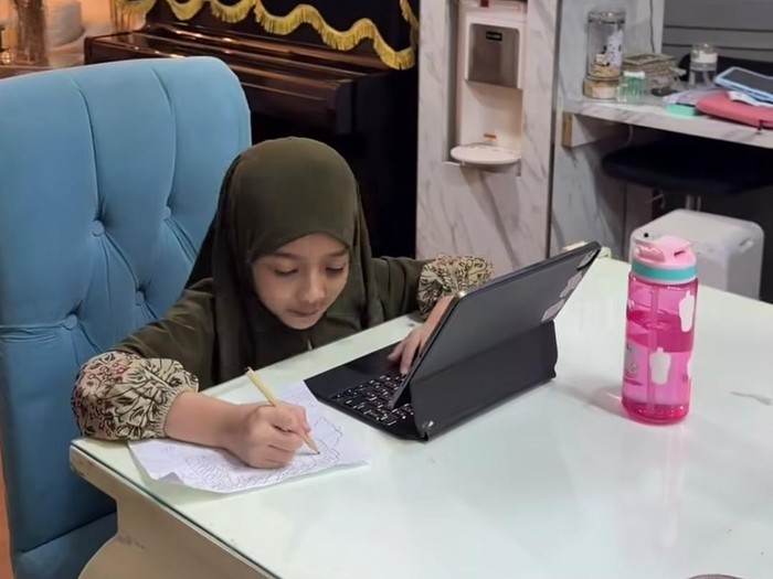 Anak artis Pjj di rumah