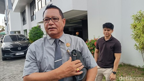 Anak mantan Gubernur NTB  Zulkieflimansyah, Muhammad Ihsan (baju hitam) dan kuasa hukumnya, Abdul Hanan ditemui usai pemeriksaan di Kejati NTB,  Senin (7/9/2026).