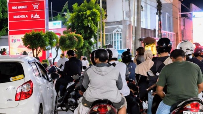 Antrean pengendara isi BBM di SPBU Situbondo