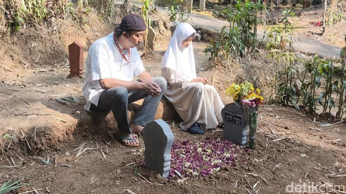 Ayah Mozza, Singgih Gunarsa, bersama adik Mozza ziarah ke makam Mozza di Desa Gebugan, Bergas, Kabupaten Semarang, Senin (7/9/2026).