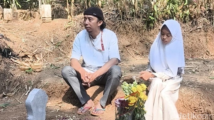 Ayah Mozza, Singgih Gunarsa bersama adik Mozza ziarah ke makam Mozza di Desa Gebugan, Bergas, Kabupaten Semarang, Senin (7/9/2026).