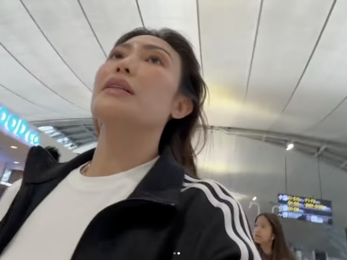 Ayu Dewi sulit kembali ke Jakarta dari Bangkok.