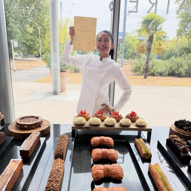 Yeay! Azizah Salsha Lulus Pelatihan Kelas Baking dari Lenotre Paris