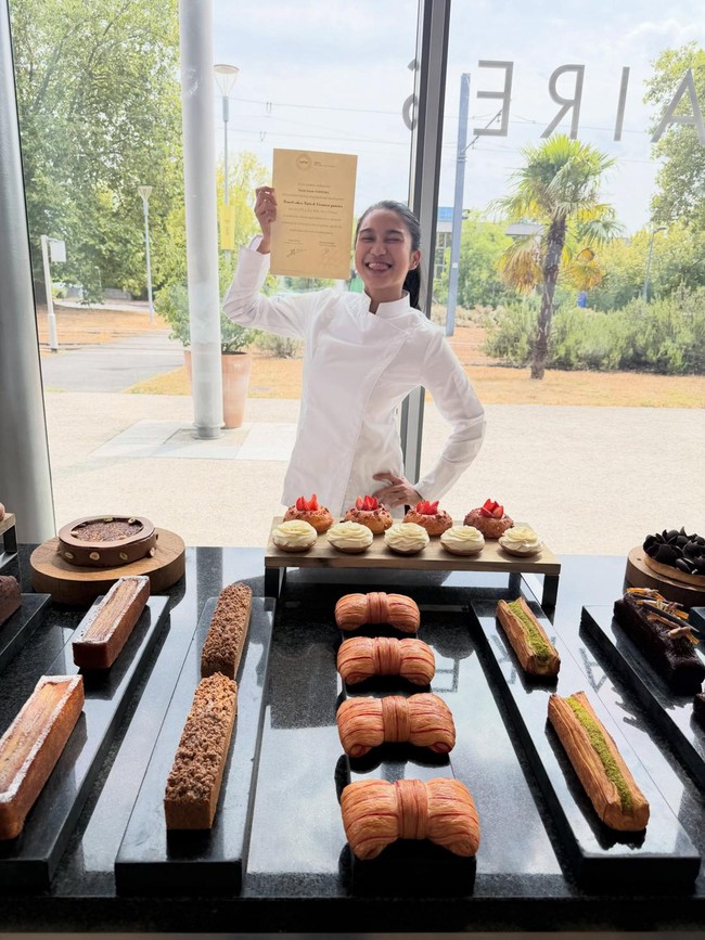 Yeay! Azizah Salsha Lulus Pelatihan Kelas Baking dari Lenotre Paris