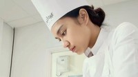 Ini momen saat Azizah Salsha mengolah adonan. Ia tampak serius dengan memakai pakaian chef plus topinya. (Foto: dok Instagram azizahsalsha_)
