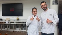 Azizah Salsha berfoto bersama salah satu chef di sekolah pastry tersebut. (Foto: dok Instagram azizahsalsha_)
