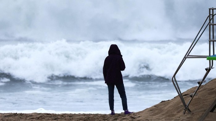 Badai Marie mengancam sejumlah wilayah pantai selatan California, Amerika Serikat, Minggu (6/9/2026). Cuaca ekstrem tersebut memicu gelombang tinggi dan arus laut kuat yang membahayakan aktivitas di kawasan pesisir.. REUTERS/David Swanson
