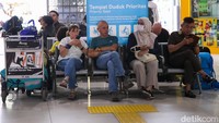 Aktivitas di stasiun tampak meningkat seiring bertambahnya masyarakat yang menggunakan kereta api untuk perjalanan antarkota.