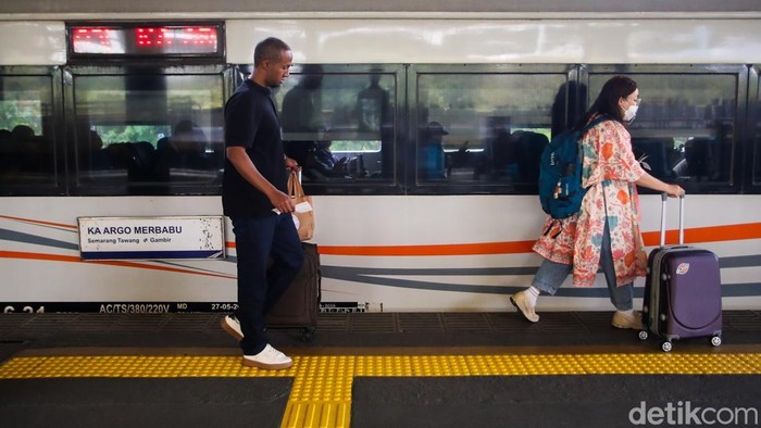 Penutupan sejumlah bandara akibat sebaran abu vulkanik Gunung Anak Krakatau membuat kereta api menjadi salah satu alternatif perjalanan masyarakat menuju dan keluar Jakarta. Kondisi tersebut turut meningkatkan mobilitas penumpang Kereta Api Jarak Jauh (KAJJ).