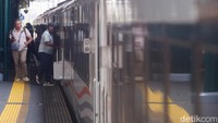 Penambahan perjalanan tersebut menjadi langkah KAI untuk mengantisipasi peningkatan jumlah penumpang di tengah gangguan penerbangan. Masyarakat pun memiliki alternatif perjalanan antarkota melalui layanan kereta api selama sejumlah penerbangan masih terdampak sebaran abu vulkanik.