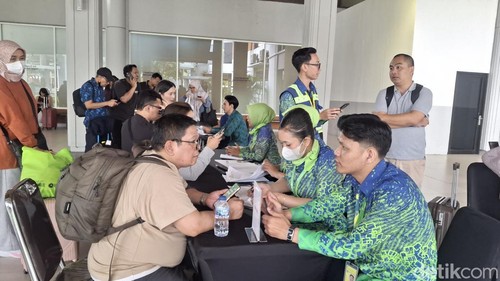 Suasana penumpang yang terdampak pembatalan penerbangan akibat erupsi Gunung Anak Krakatau di Bandara Internasional I Gusti Ngurah Rai, Bali, Minggu (6/9/2026). (Fabiola Dianira)