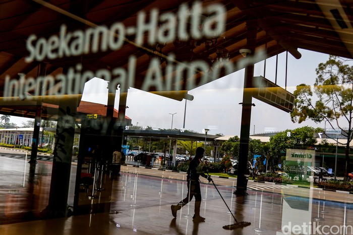 Warga melintas di Terminal 1 Bandara Soetta, Tangerang, Banten, Senin (7/9/2026). Operasional Bandara Soetta ditutup sementara imbas abu vulkanik Gunung Anak Krakatau.