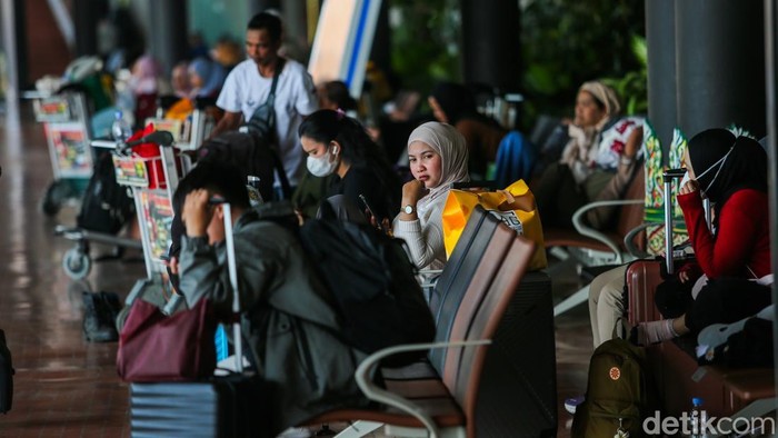 Warga melintas di Terminal 1 Bandara Soetta, Tangerang, Banten, Senin (7/9/2026). Operasional Bandara Soetta ditutup sementara imbas abu vulkanik Gunung Anak Krakatau.
