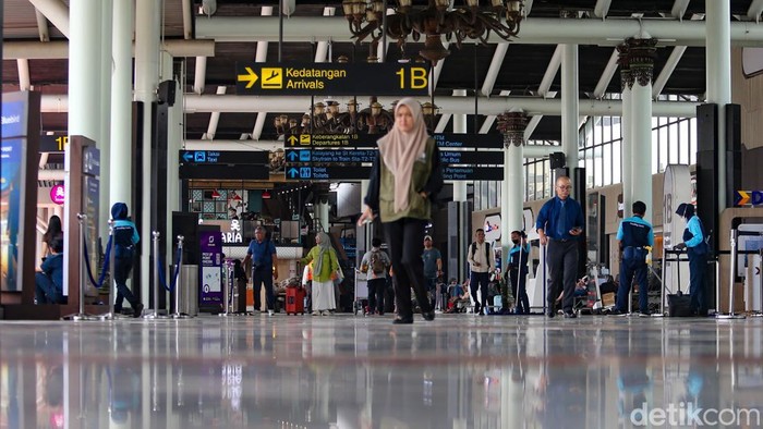 Warga melintas di Terminal 1 Bandara Soetta, Tangerang, Banten, Senin (7/9/2026). Operasional Bandara Soetta ditutup sementara imbas abu vulkanik Gunung Anak Krakatau.