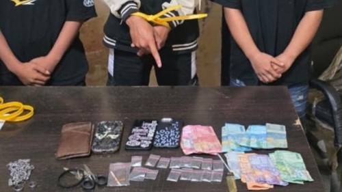 Barang bukti yang disita polisi dari tangan FAP (22), pengedar sabu asal Sumbawa, NTB. (Dok. Polsek Utan Sumbawa)