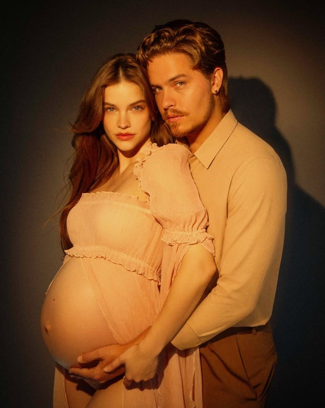 Bersama suami, Barbara berpose ‘intimate’ mengenakan busana dari Victoria’s Secret. Baju tersebut merupakan koleksi vintage dari tahun 1999. Foto: Instagram