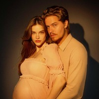 Foto Maternity Seksi Barbara Palvin Pakai Lingerie Vintage Victorias Secret