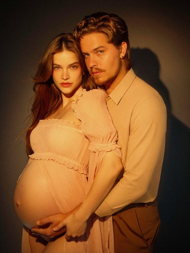 Foto Maternity Seksi Barbara Palvin Pakai Lingerie Vintage Victorias Secret