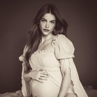 Wanita asal Hungaria tersebut memamerkan perutnya di bawah bagian bandeau berkerut yang terbelah. Foto: Instagram