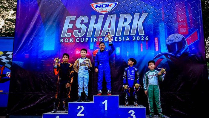 Barra Ghaisan Zeinatma menunjukkan perkembangan positif pada musim debutnya di ESHARK Rok Cup Indonesia 2026. Turun di kelas Mini Rok, Pembalap muda Indonesia ini mampu mengoleksi sejumlah podium setelah menjalani proses adaptasi sepanjang musim.