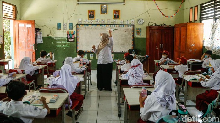 Aktivitas pembelajaran di SDN Jatiasih X, Kota Bekasi, tetap berlangsung secara tatap muka pada Senin (7/9/2026). Kondisi tersebut berlangsung meski sebaran abu vulkanik akibat erupsi Gunung Anak Krakatau mulai berdampak ke wilayah Jabodetabek.