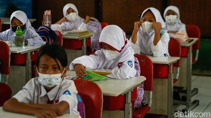 Aktivitas pembelajaran di SDN Jatiasih X, Kota Bekasi, tetap berlangsung secara tatap muka pada Senin (7/9/2026). Kondisi tersebut berlangsung meski sebaran abu vulkanik akibat erupsi Gunung Anak Krakatau mulai berdampak ke wilayah Jabodetabek.