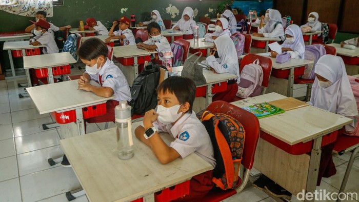 Aktivitas pembelajaran di SDN Jatiasih X, Kota Bekasi, tetap berlangsung secara tatap muka pada Senin (7/9/2026). Kondisi tersebut berlangsung meski sebaran abu vulkanik akibat erupsi Gunung Anak Krakatau mulai berdampak ke wilayah Jabodetabek.