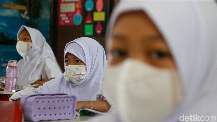 Aktivitas pembelajaran di SDN Jatiasih X, Kota Bekasi, tetap berlangsung secara tatap muka pada Senin (7/9/2026). Kondisi tersebut berlangsung meski sebaran abu vulkanik akibat erupsi Gunung Anak Krakatau mulai berdampak ke wilayah Jabodetabek.