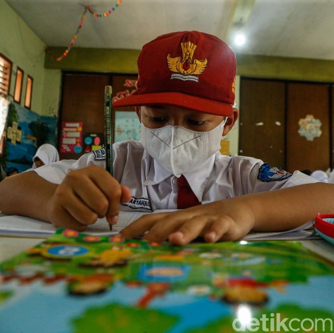 Bekasi Tak Terapkan PJJ, Siswa Tetap Belajar Tatap Muka dengan Masker