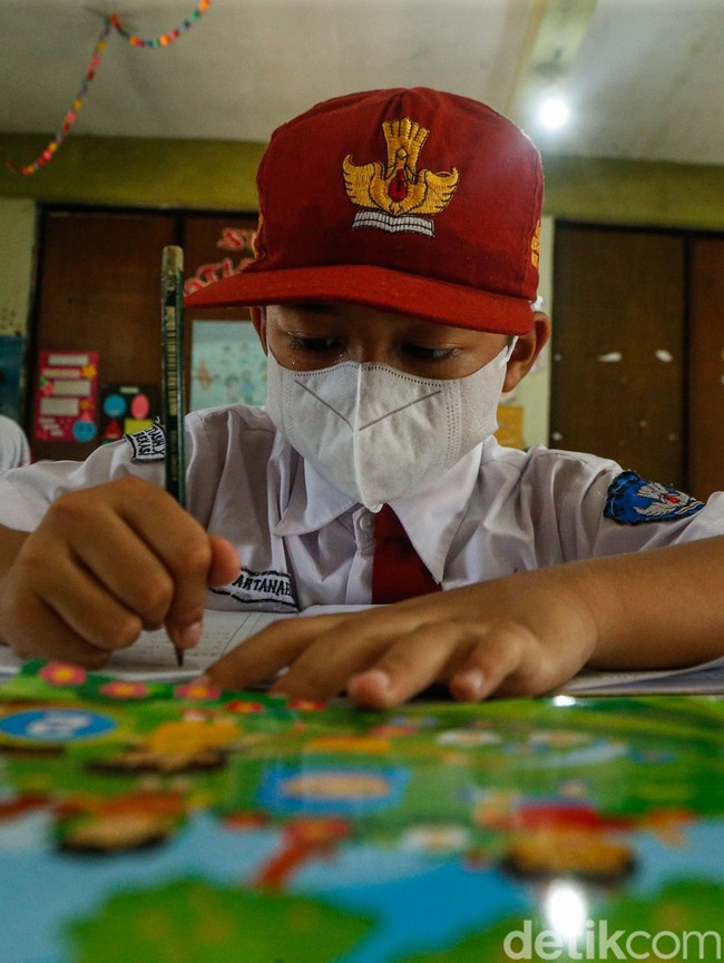 Bekasi Tak Terapkan PJJ, Siswa Tetap Belajar Tatap Muka dengan Masker