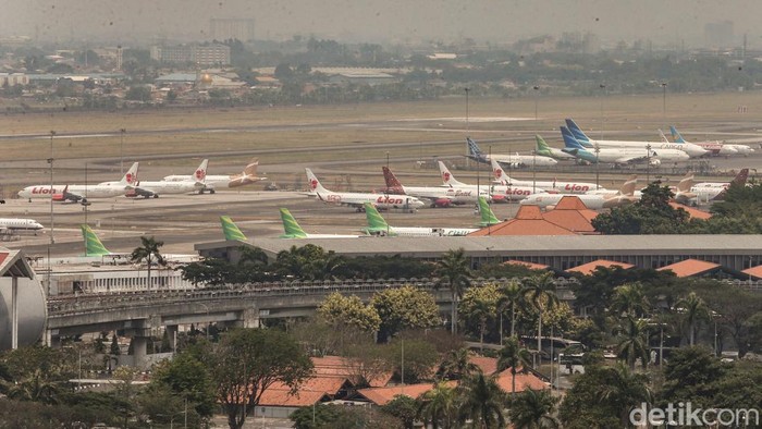 Petugas AirNav melakukan pengawasan terhadap lalu lintas di Bandara Soekarno-Hatta (Soetta), Tangerang, yang ditutup sementara imbas abu vulkanik erupsi Gunung Anak Krakatau, Senin (7/9/2026).