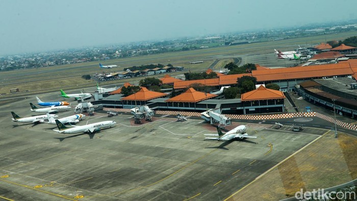 Petugas AirNav melakukan pengawasan terhadap lalu lintas di Bandara Soekarno-Hatta (Soetta), Tangerang, yang ditutup sementara imbas abu vulkanik erupsi Gunung Anak Krakatau, Senin (7/9/2026).