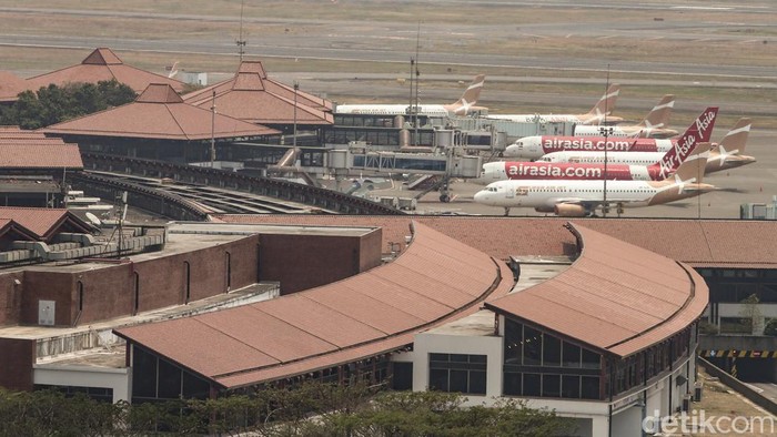 Petugas AirNav melakukan pengawasan terhadap lalu lintas di Bandara Soekarno-Hatta (Soetta), Tangerang, yang ditutup sementara imbas abu vulkanik erupsi Gunung Anak Krakatau, Senin (7/9/2026).